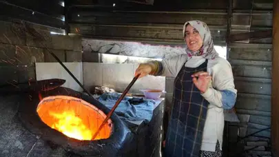 Hatay'da tandır başında zorlu mesai: 80 derecelik sıcakta ekmek parası kazanıyorlar