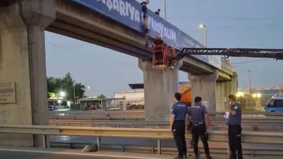 Gebze'de üst geçitte erkek cesedi bulundu: Polis olayın nedenini araştırıyor