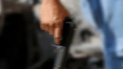 Bir eve silahlı saldırı: 4 kişi yaralandı