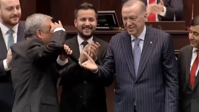 3 milletvekili AK Parti’ye katıldı: Rozet takılırken “başkomutan” vurgusu dikkat çekti.