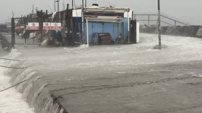 Avcılar'da fırtına tehlikesi: Dalgalar mendireği aşıp barınağı su bastı