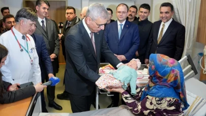 Sağlık Bakanı Kemal Memişoğlu, İstanbul’da yeni yılın ilk bebeklerini ziyaret etti