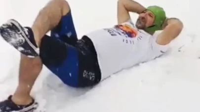 Kar yağarken denize girdi: Kastamonulu yüzücüden soğuk su performansı