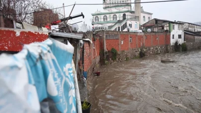 İzmir'de sağanak etkisini artırdı, Konak'ta dereye kapılan kişi kurtarıldı