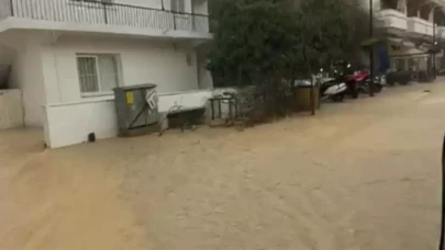 Datça’da şiddetli yağış: Sokaklar göle döndü, deniz kahverengiye döndü