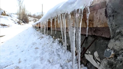Hakkari-Van karayolunda çığ düştü: Ekipler olay yerinde