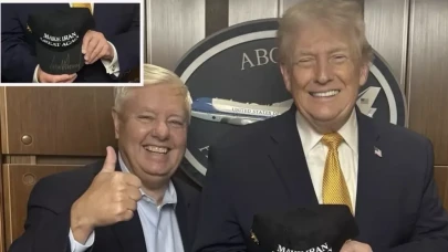 Trump’ın şapkasında dikkat çeken İran mesajı: 'İran'ı yeniden büyük yapalım'