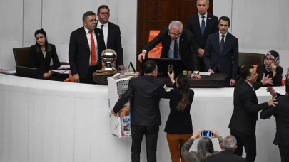 En düşük emekli aylığı düzenlemesi TBMM'de kabul edildi Genel Kurul'da arbede yaşandı