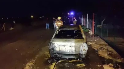 Manisa’da seyir halindeki otomobil alev aldı