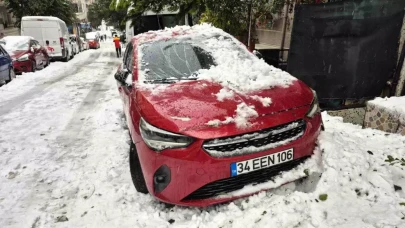 Kar kütlesi otomobilin üzerine düştü: Maddi hasar büyük