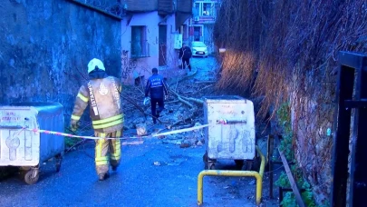 Fatih'te istinat duvarı çöktü: Sokak kapandı
