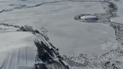 Sivas’ta Hafik Gölü'nün yüzeyi buz tuttu: Hava sıcaklığı eksi 21 derece