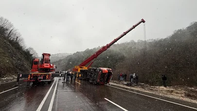 Direksiyon hâkimiyetini kaybeden alkollü TIR sürücüsü uçuruma uçtu
