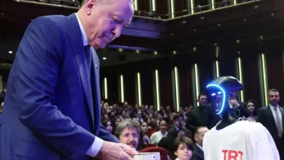 Cumhurbaşkanı Recep Tayyip Erdoğan, TRT Genç kanalının açılışını Robo Genç’in getirdiği kumandayla yaptı