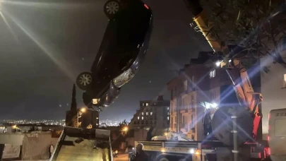 Direksiyon hakimiyetini kaybeden araç istinat duvarından düştü: 2 kişi yaralı