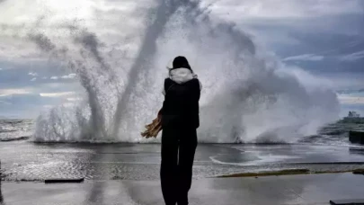 İstanbul Sahilleri'nde lodos alarmı: Sahil yolu kullanılamaz hale geldi