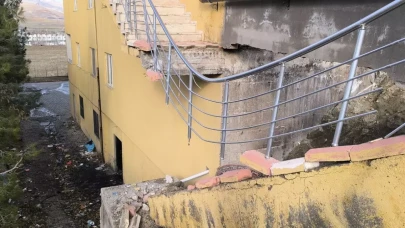 Batman'ta 12 katlı binanın giriş merdiveni çöktü: Bina boşaltıldı