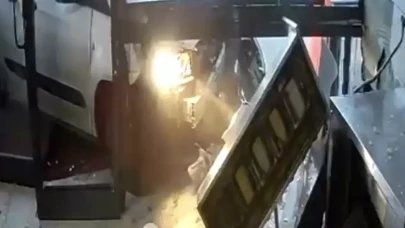 Direksiyon hakimiyetini kaybetti: Lavaş getirdiği döner dükkanına girdi