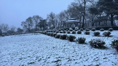 Valiliğin uyarısının ardından İstanbul’da kar yağışı başladı, okullar tatil edildi