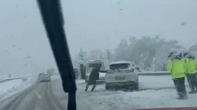 Bolu geçişinde kar trafiği durdurdu: Araçlar yolda kaldı