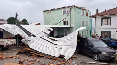 İznik’te fırtına çatıyı uçurdu: Elektrik hattına zarar verdi