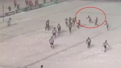 Premier Ligi finali yeniden gündemde, kar altında oynanan maç viral oldu