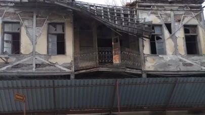 Adana’da tarihi binanın çatısı çöktü: Cadde trafiğe kapatıldı