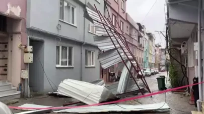 Fırtına hayatı felç etti: Uludağ Üniversitesi yurdunda çatı uçtu, TIR’lar devrildi