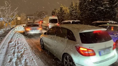 İstanbul yıllar sonra yeni yıla karla uyandı: İlçelerden peş peşe görüntüler geldi