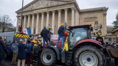 Fransız çiftçilerden AB anlaşmasına tepki: Meclis'in önüne 30 ton patates döktüler