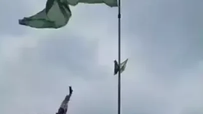 Suriye'de YPG/SDG ile anlaşma sonrası PKK/SDG bayrağını indirdiği görüntü paylaşıldı