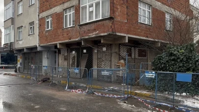 Sultanbeyli'de binanın balkonu çöktü, 2 otomobilde hasar oluştu