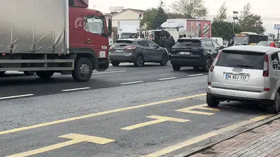 Beylikdüzü E-5'te kamyon devrildi: Sürücü hastaneye kaldırıldı