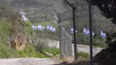 Büyük skandal böyle görüntülendi! Bayrakları astıkları yere bakın