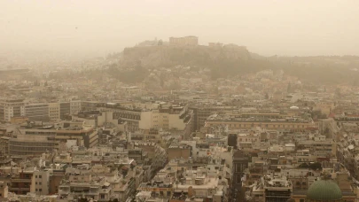 Afrika tozu Atina’yı etkisi altına aldı: Gökyüzü sarıya döndü