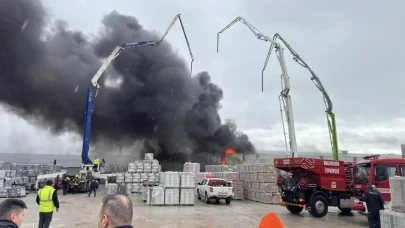 Balıkesir’de depo yangını: Ekiplerin müdahalesi sürüyor