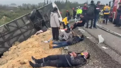 Yolcu otobüsü şarampole yuvarlandı! Çok sayıda ölü ve yaralı var