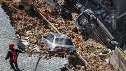 Menemen'de büyük bir sesle uyandılar sokağa koştular gün aydınlandı manzara ortaya çıktı