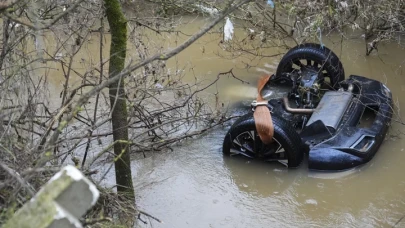 Menderes’te dere yatağına düşen otomobildeki iki kız kardeşin cansız bedenine ulaşıldı