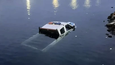 Direksiyon hakimiyetini kaybeden zabıta aracı denize düştü: 2 personel kurtuldu