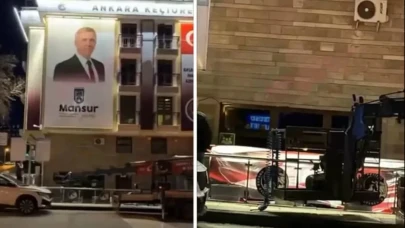 CHP'den istifa sonrası ilk hamle: Mansur Yavaş posteri indirildi, bayrak asıldı