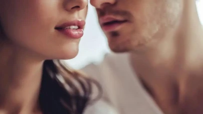 Öpüşmek orucu bozar mı? Diyanet'e göre eşini dudaktan öpmek orucu bozar mı?