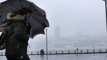 İstanbulda fırtına alarmı: Çatı uçması ve ağaç devrilmesine dikkat