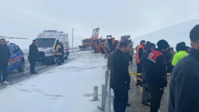 Van kar küreme aracı devrildi: 2 kişi hayatını kaybetti