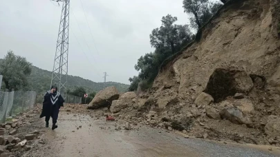 Aydın’da dağdan kopan kayalar kara yolunu kapattı