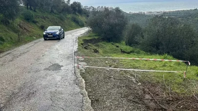 Çanakkale’de sel alarmı: Yollar çöktü, araçlar yolda kaldı