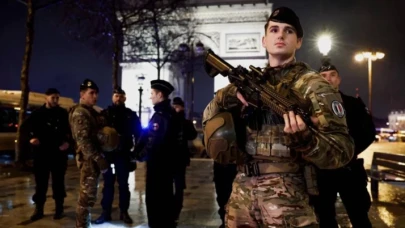 Sevgililer Günü'nde skandal! Paris'te jandarma, kendisini bıçakla tehdit eden kişiye ateş açtı