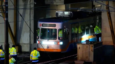 Metro, Otogar Durağı'nda raydan çıktı: Yolcular tahliye edildi