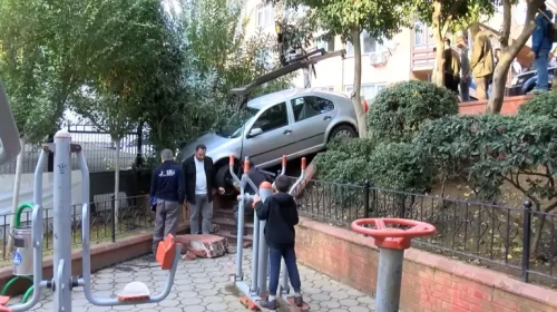 Şişli'de korkutan kaza: Otomobil parkta durabildi