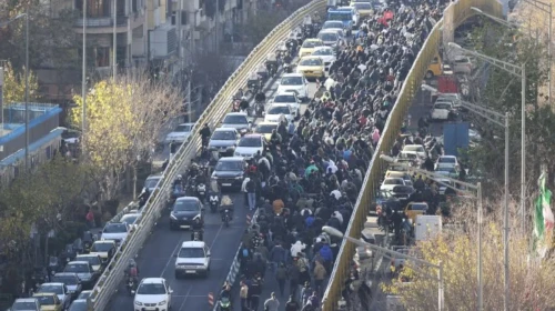 İran'da kur şoku sokaklara taştı! Riyal dibi görünce esnaf kepenkleri indirdi